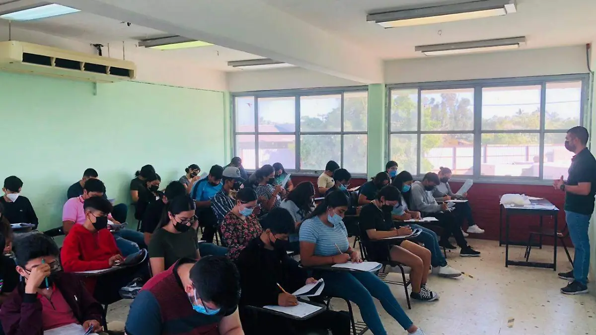 Estudiantes examen a bachillerato